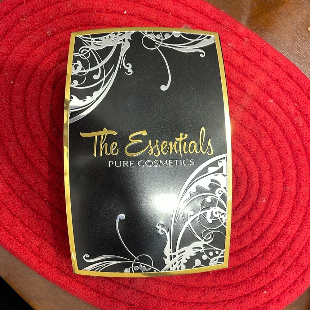 The essentials Pure Cosmetics make up set